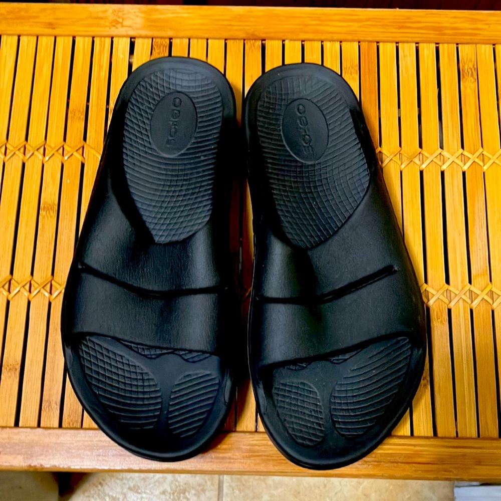 😎🖤OOFOS Black Slides Recovery Sandals W/Great Arch Support Size W-8 M-6 EU39